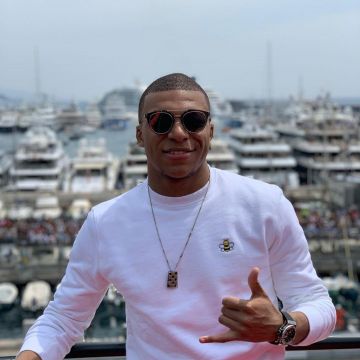 The sunglasses worn by Kylian Mbappe on the account Instagram @K. mbappe