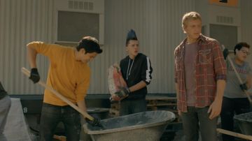 Noir et blanc à capuche porté par Hawk (Jacob Bertrand) dans Cobra Kai (S02E02)