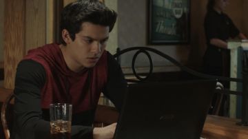 Le rouge et le noir, hoodie, portés par Miguel Diaz (Xolo Maridueña) dans Cobra Kai (S02E05)