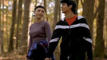 Black zip up hoodie avec des motifs blancs portés par Miguel Diaz (Xolo Maridueña) dans Cobra Kai (S02E07)