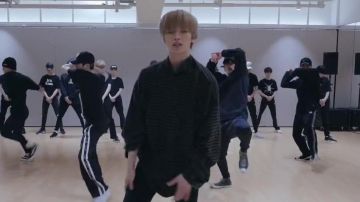 Camisa gris de cuello de tortuga de gran tamaño con rayas negras usada por Taeyong en el video de práctica de baile 'Black on Black' de NCT 2018