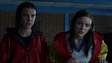 El impermeable de Max (Sadie Sink) en Stranger Things (S03E03)