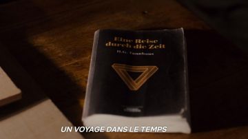 Le livre "Eine Reise Durch Die Zeit" dans la série Dark (S01E08)