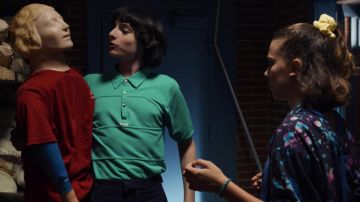 The shirt with blue spots and purple of Eleven (Millie Bobby Brown) in Stranger Things (S03E04)