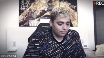 Le t-shirt Supreme porté par kameto dans la vidéo YouTube PLUS JAMAIS GROS EP02 : LES CHOSES SÉRIEUSES COMMENCENT