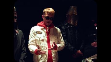 La veste blanche portée par Vald dans son clip Elévation avec Vladimir Cauchemar