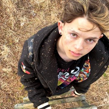 La chaqueta negra con capucha de Jacob Sartorius en su cuenta de Instagram @Jacobxsartoriuss
