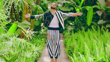 Tenues portées par les Maluma dans son Hola Senorita (Maria), vidéo de musique avec Gims