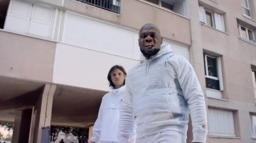 Le sweatshirt blanc porté par Kery James dans son clip À qui la faute ? feat. Orelsan