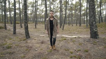 La veste kaki portée par Fer­nando Da­niel dans son clip Es­pera
