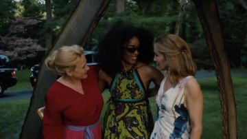 Vert à motifs robe sans manches, portée par Carol Walker (Angela Bassett) dans Otherhood
