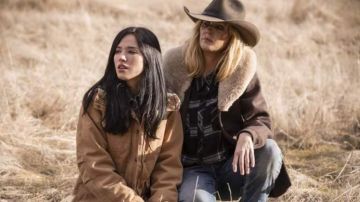 Manteau à col en laine porté par Beth Dutton (Kelly Reilly) dans Yellowstone TV show garde-robe (Saison 2 Épisode 9)
