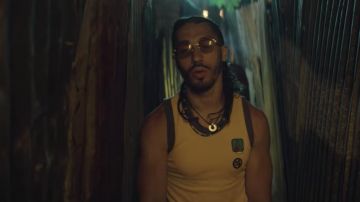 La camiseta sin mangas amarilla usada por N.O.S. en el clip Blanka de PNL