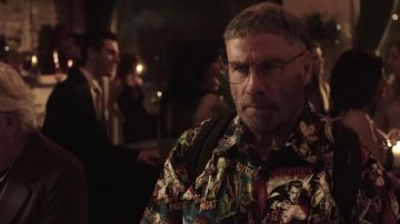 Camisa estampada usada por Moose (John Travolta) como se ve en The Fanatic