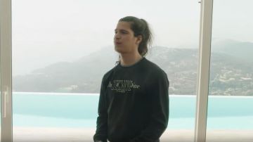 Le sweatshirt noir NEWAVE Dior porté par Moha La Squale dans son clip Ma belle