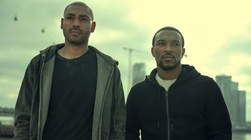 Noir, Hoodie, portés par Sully (Kane Robinson) dans le Top Boy (Saison 2)