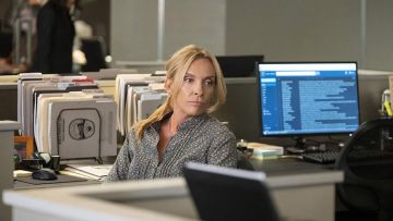 Blusa floral usada por Grace Rasmussen (Toni Collette) en Unbelievable (Temporada 1)