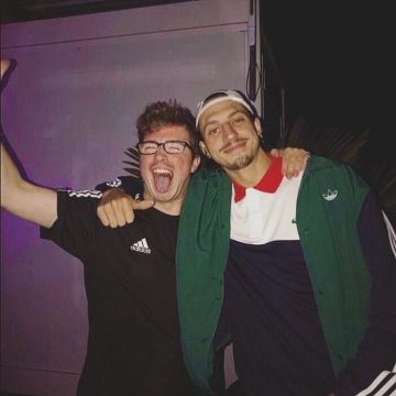 La veste adidas verte et bleue de Roméo Elvis sur le compte Instagram @jimmylabeeu