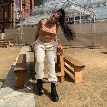 Bottes noires portées par Mabel sur son Instagram account @mabel