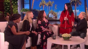 Le sweat polaire Gucci ample rouge porté par Billie Eilish dans The Ellen DeGeneres Show le 30 mai 2019