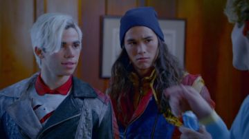 La chaqueta que lleva Carlos (Cameron Boyce) en The Descendants 2