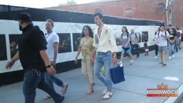 La chemise portée par Shawn Mendes dans la vidéo Shawn Mendes Ce­le­brates His 21st Bir­th­day With Ca­mila Ca­bello!