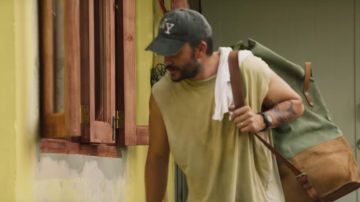 Gorra gris de Ny usada por Dylan (Juan Pablo Raba) como se ve en Encarcelado