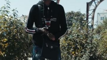 La sudadera con capucha usada por DA Uzi en su clip OKLM FREESTYLE Part 2