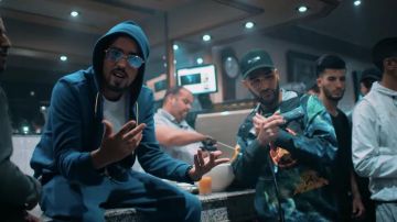 Sweatshirt blue Artist in her video clip Tikka feat. heuss Bastard