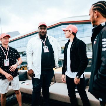 La chaqueta negra que lleva Tom Holland en la cuenta de Instagram de @tomholland2013