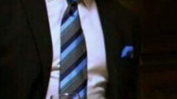 Cou cravate portée par Det. Nick Burkhardt (David Giuntoli) comme on le voit dans Grimm