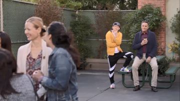 Pantalon porté par Miggy Parc (Jake Choi) comme on le voit dans monoparentales (S01E18)