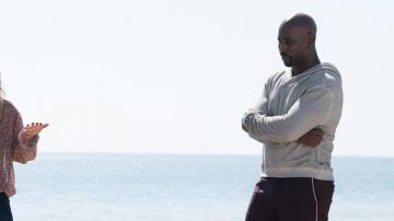 Gris Capuche porté par Amenadiel (D. B. Woodside) dans Lucifer (S03E08)