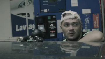 La casquette blanche à imprimé coloré portée par Jul dans son clip Sakakini