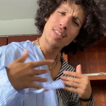 La chemise bi-couleur rayée portée par Riles sur le compte Instagram de @0riles