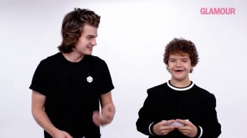 Pull noir porté par Gaten Matarazzo dans des Choses plus étranges " Joe & Gaten Prendre une Amitié Test | Glamour