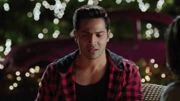 Hoodied red checked shirt of Raj Kaali (Shah Rukh Khan) in Dilwale