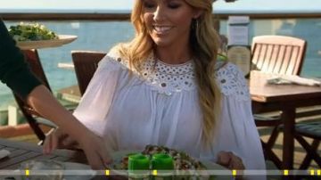 Blusa blanca usada por Audrina Patridge en The Hills: New Beginnings Temporada 1 Episodio 8