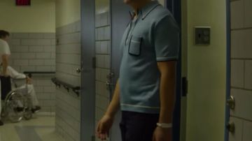 Bleu polo shirt porté par Holden Ford (Jonathan Groff) dans Mindhunter (S02E01)