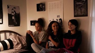 The bed Moe Truax (Kiana Madeira) in Trinkets (S01)