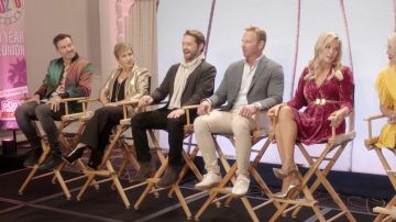 Green and red jacket of Brian Austin Green in BH90210 (S01E01)