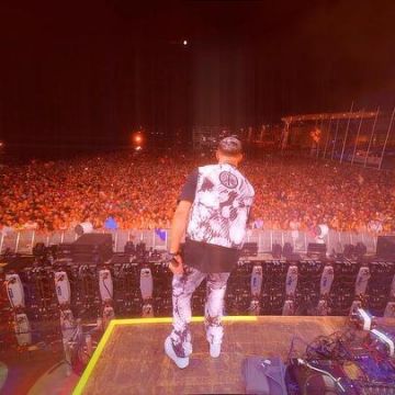 The jacket vest no sleeve DJ Snake on his account Instagram