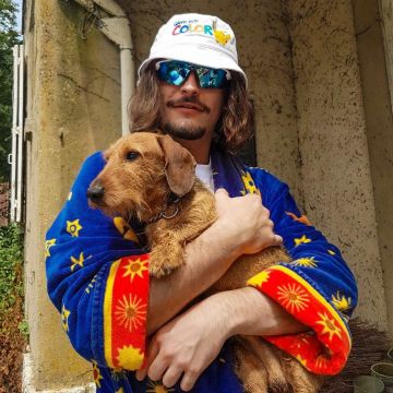 Le peignoir bleu jaune et rouge de Lorenzo sur son compte Instagram