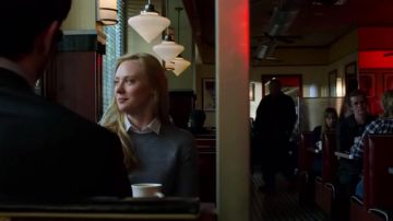 La blusa y el suéter azul que lleva Karen Page (Deborah Ann Woll) en Marvel's Daredevil