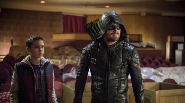 Green veste en cuir d'Oliver Queen (Stephen Amell) dans la Flèche (S04E01)