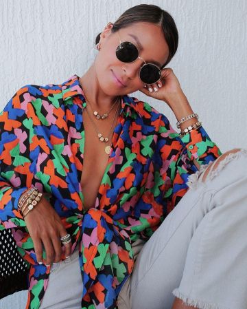 The shirt multicolor worn by Julie Sariñana on the account Instagram of @sincerelyjules