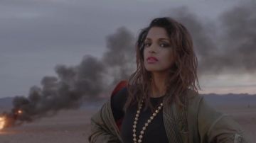 Bombardier veste verte porté par M. I. A. M. I. A. - les "Mauvaises Filles" (Vidéo Officielle)