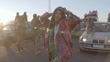 Rose surdimensionné veste de M. I. A. (rappeur), dans M. I. A. - les "Mauvaises Filles" (Vidéo Officielle)