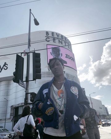Chaqueta azul usada por ASAP Rocky en su cuenta de Instagram