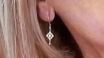 Les boucles d'oreille portées par Michéle Laroque dans Une ambition intime du 12 Août 2019